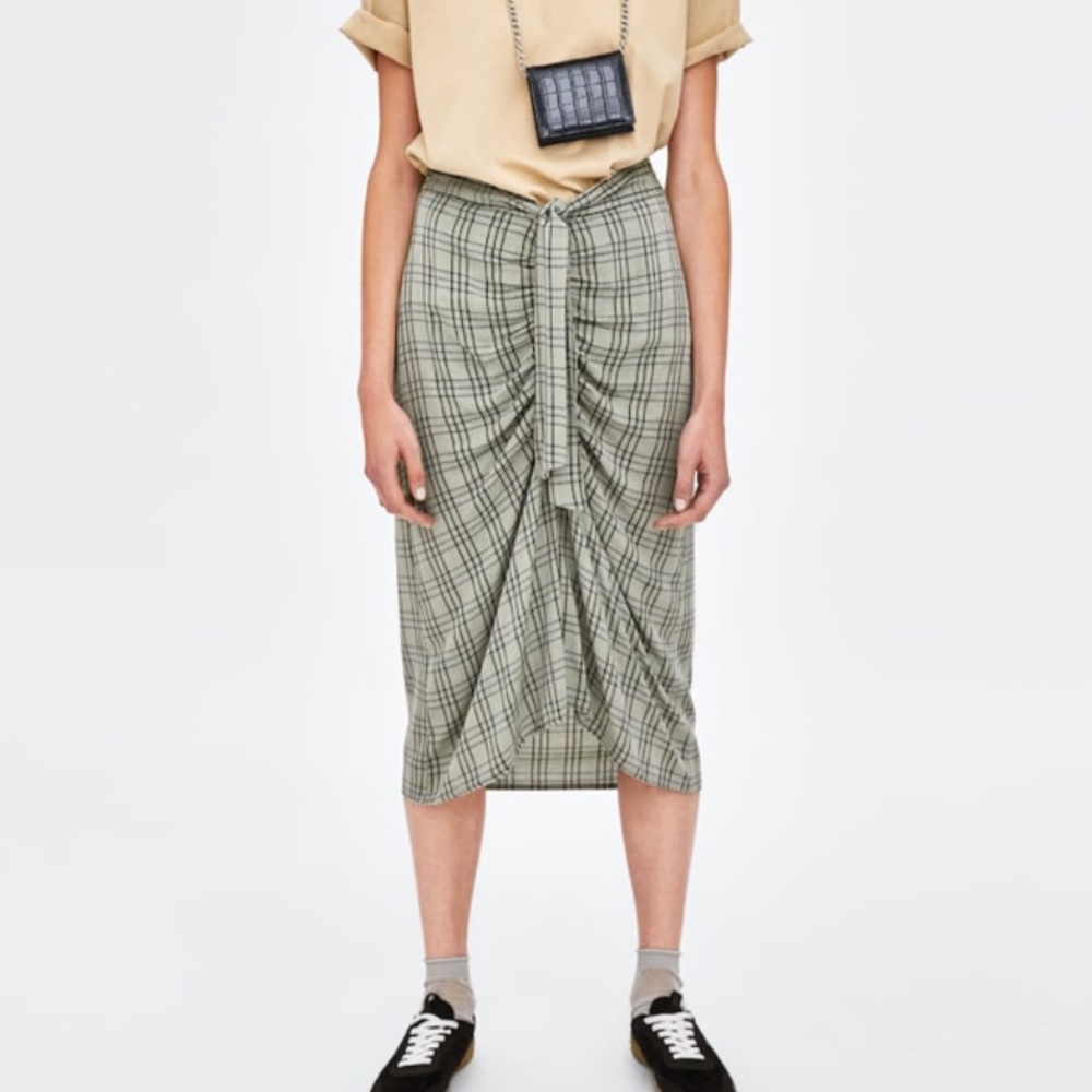 Checked/plaid light green ruched midi skirt